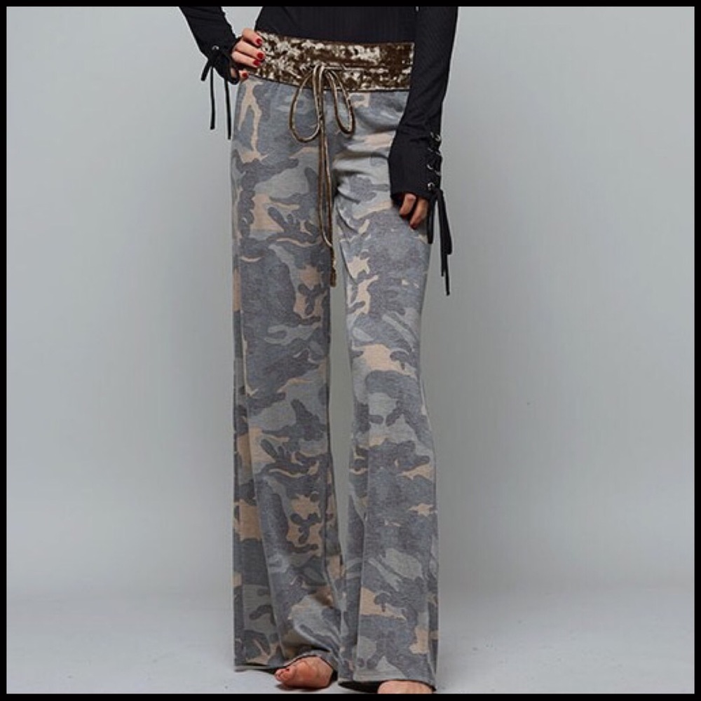 Velvet Trimmed Comfy Camo - Picture 6 of 6